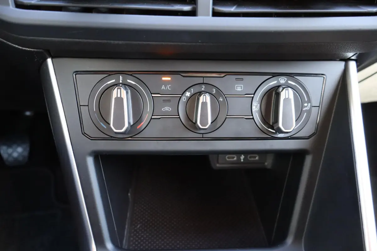 1.0 TSI 95pk Life Edition | Achteruitrijcamera | 35% Getint Glas | Airconditioning