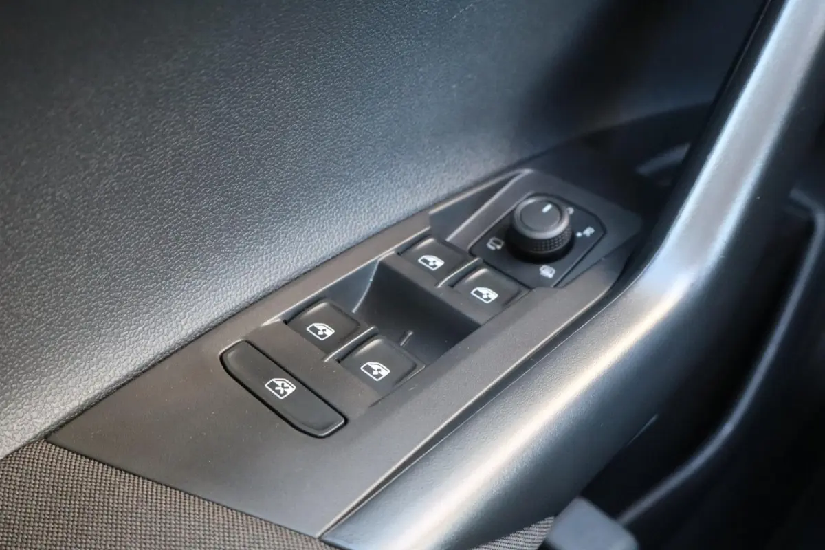 1.0 TSI 95pk Life Edition | Achteruitrijcamera | 35% Getint Glas | Airconditioning