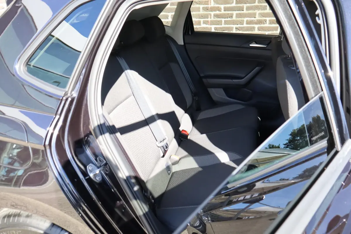 1.0 TSI 95pk Life Edition | Achteruitrijcamera | 35% Getint Glas | Airconditioning