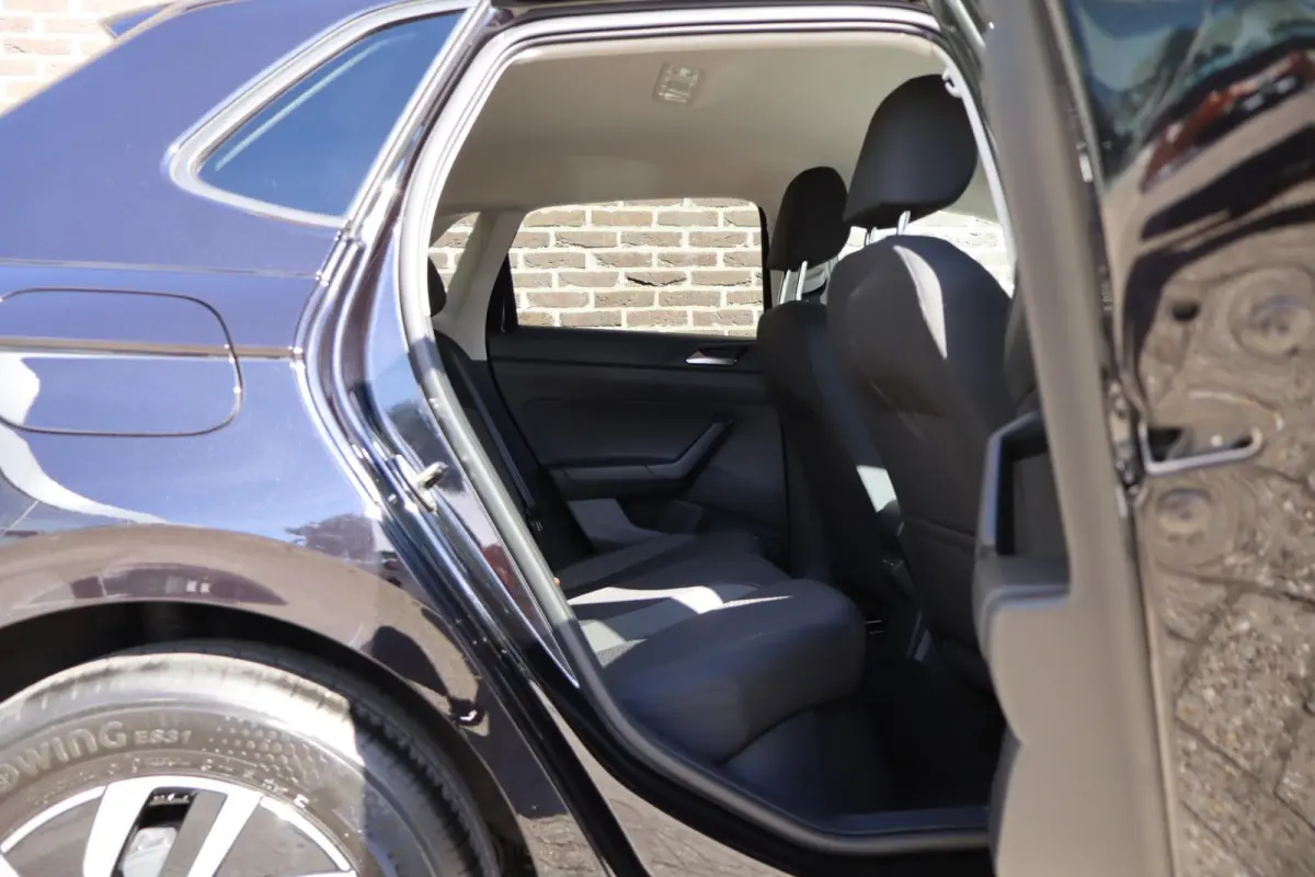 1.0 TSI 95pk Life Edition | Achteruitrijcamera | 35% Getint Glas | Airconditioning