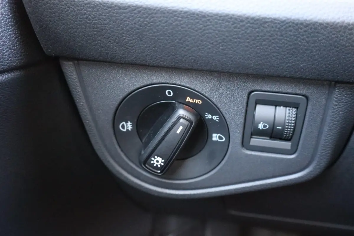 1.0 TSI 95pk Life Edition | Achteruitrijcamera | 35% Getint Glas | Airconditioning
