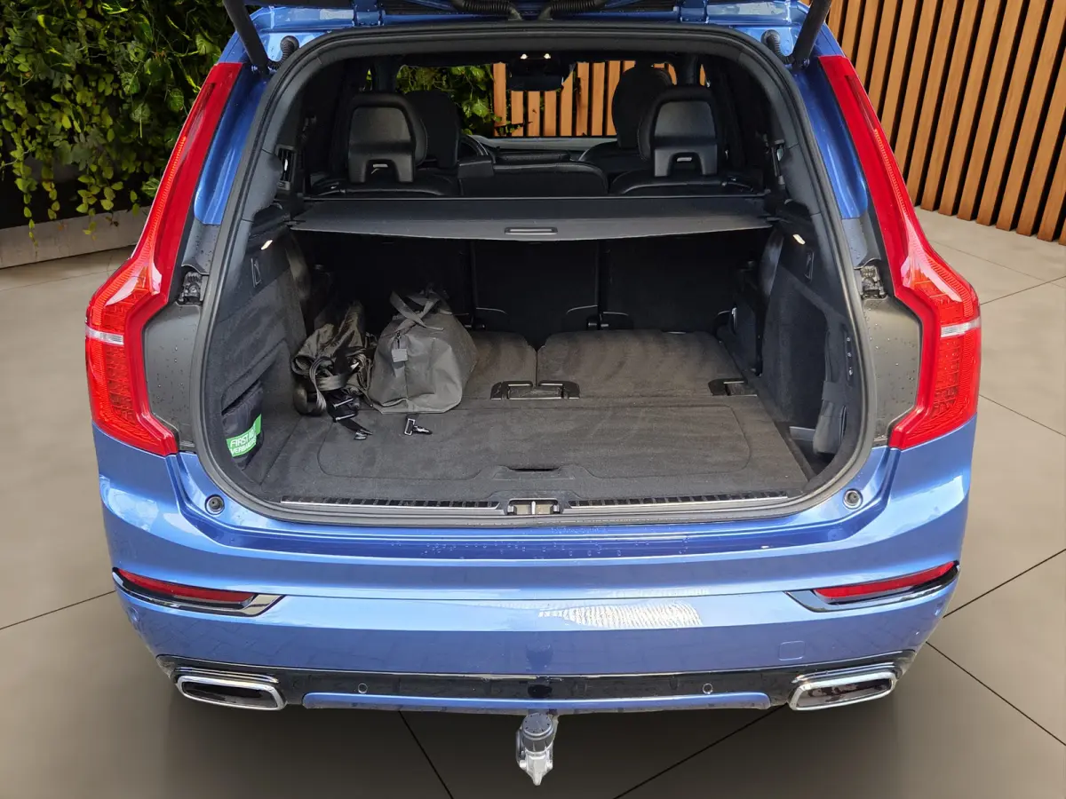 2.0 T8 Twin Engine AWD R-Design | Luchtvering | Trekhaak | Pano | HUD | Memory | 22" Velgen
