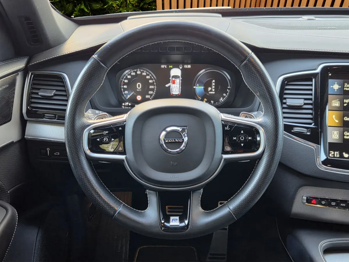2.0 T8 Twin Engine AWD R-Design | Luchtvering | Trekhaak | Pano | HUD | Memory | 22" Velgen