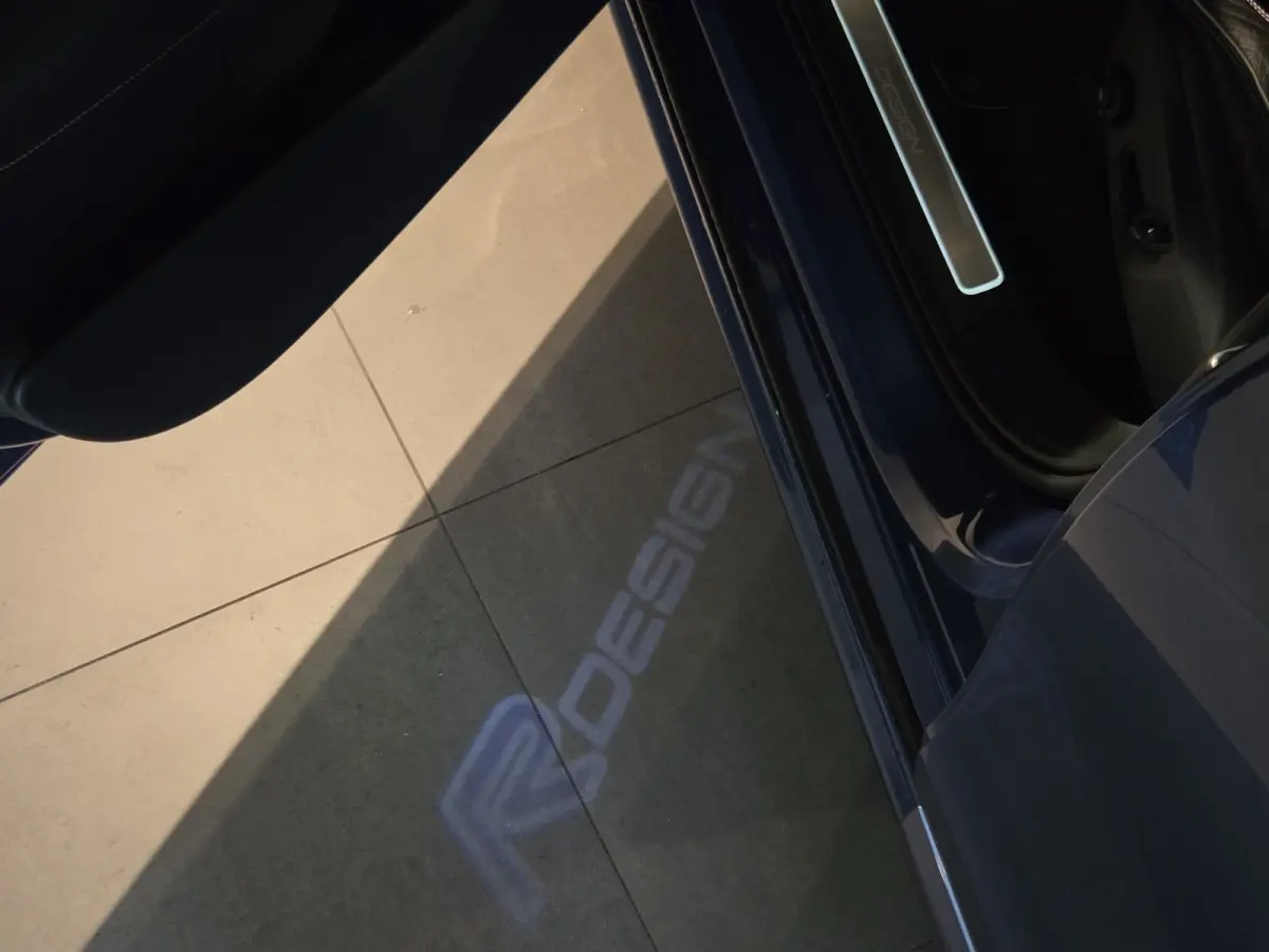 2.0 T8 Twin Engine AWD R-Design | Luchtvering | Trekhaak | Pano | HUD | Memory | 22" Velgen