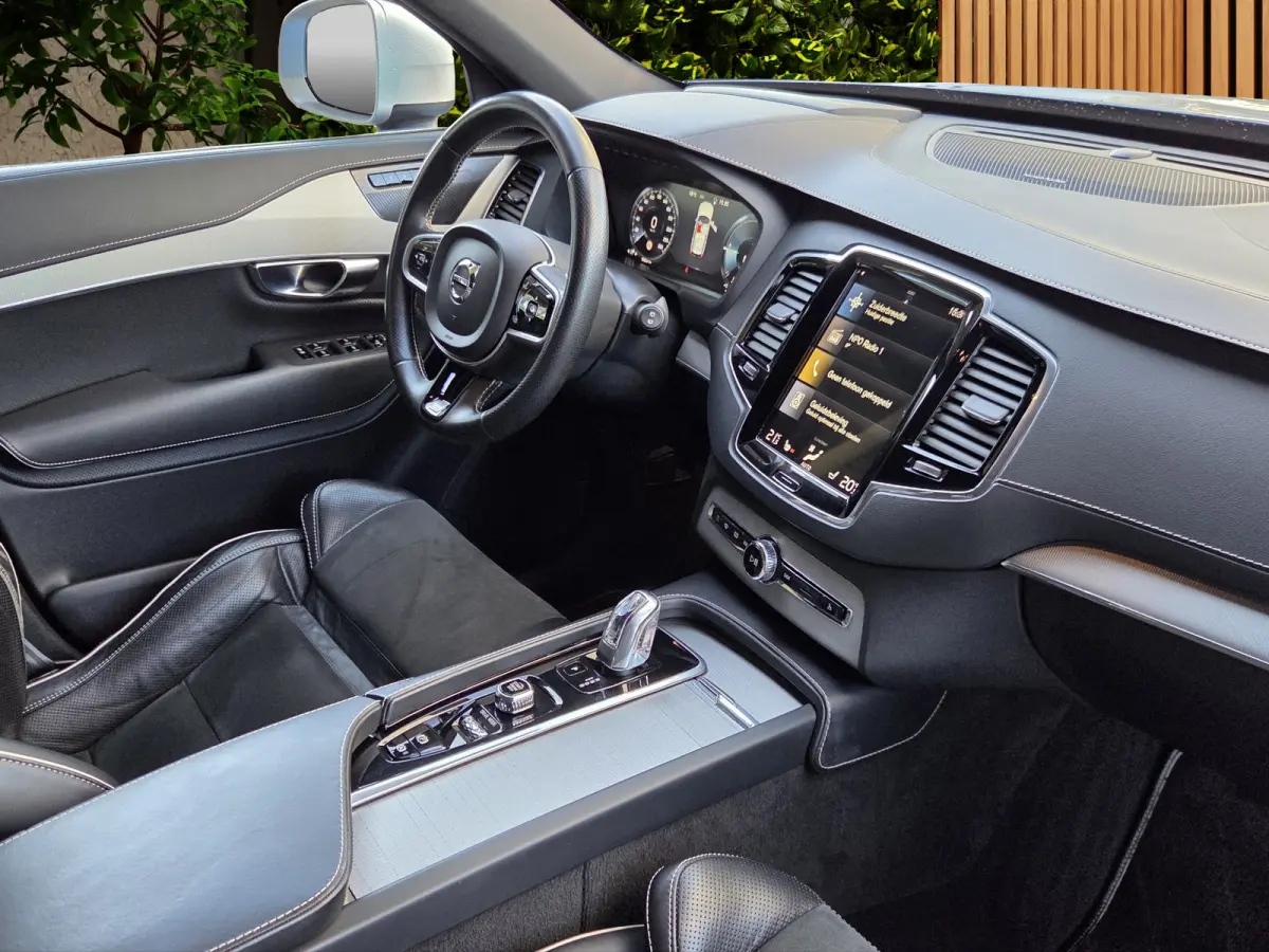 2.0 T8 Twin Engine AWD R-Design | Luchtvering | Trekhaak | Pano | HUD | Memory | 22" Velgen