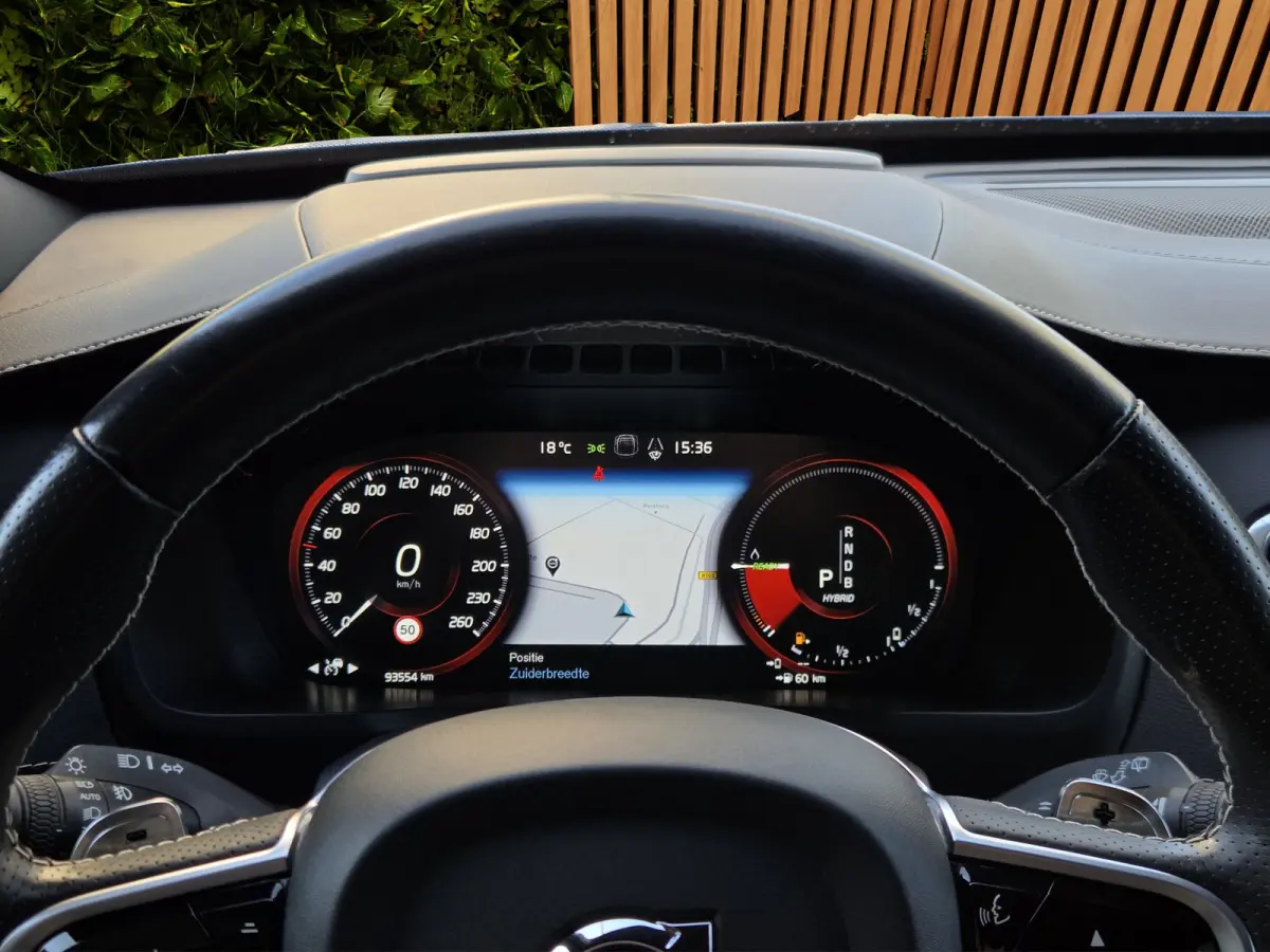 2.0 T8 Twin Engine AWD R-Design | Luchtvering | Trekhaak | Pano | HUD | Memory | 22" Velgen