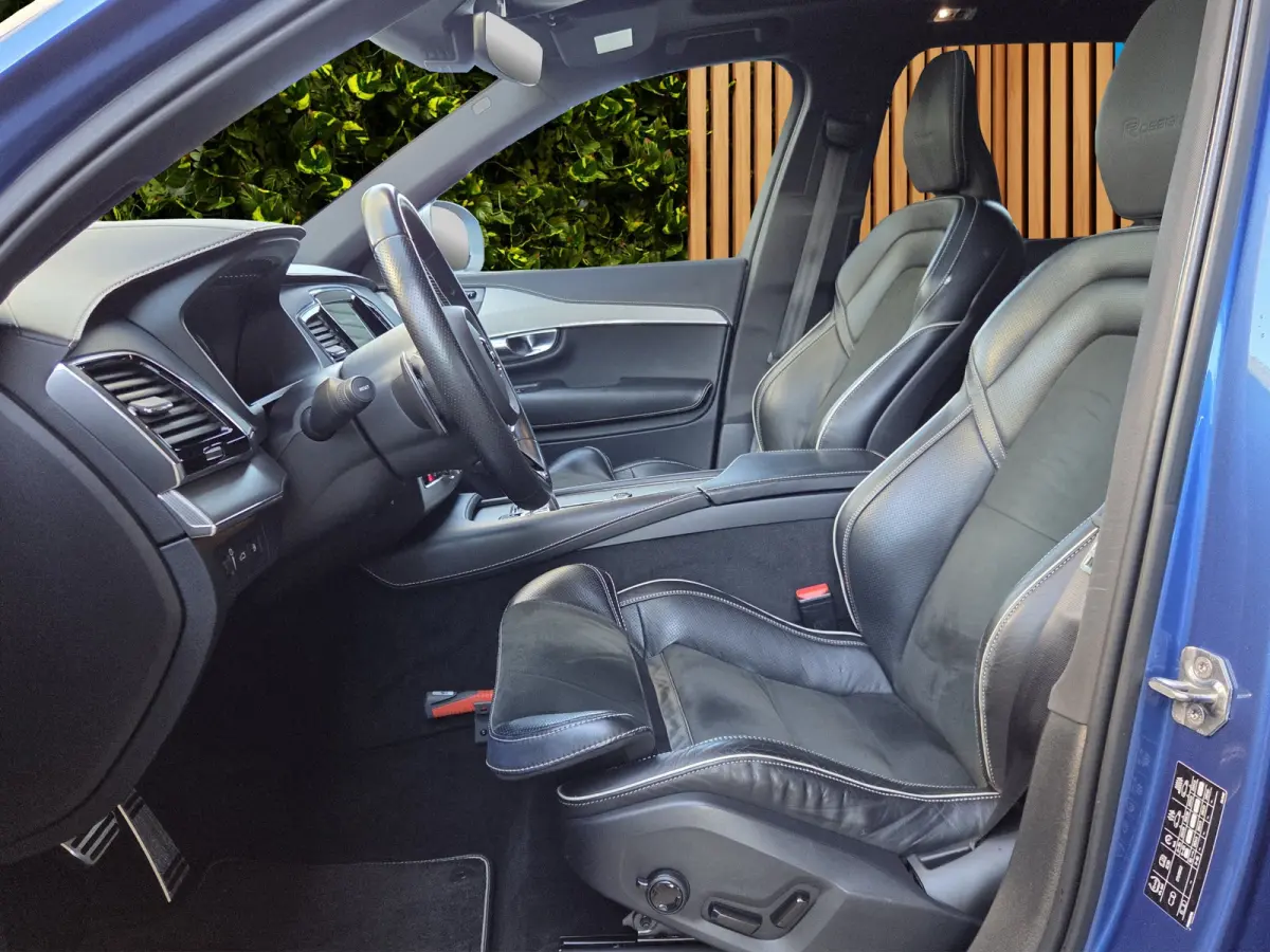 2.0 T8 Twin Engine AWD R-Design | Luchtvering | Trekhaak | Pano | HUD | Memory | 22" Velgen
