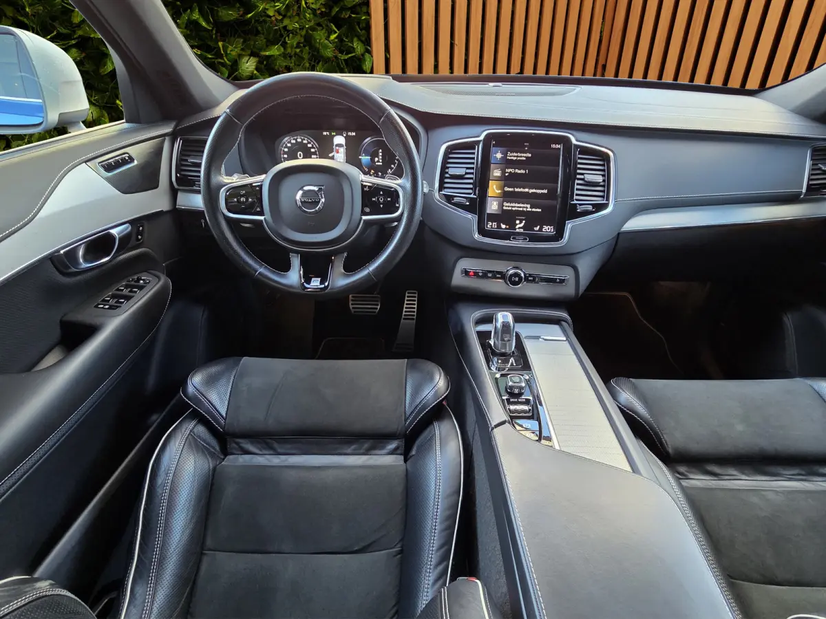 2.0 T8 Twin Engine AWD R-Design | Luchtvering | Trekhaak | Pano | HUD | Memory | 22" Velgen