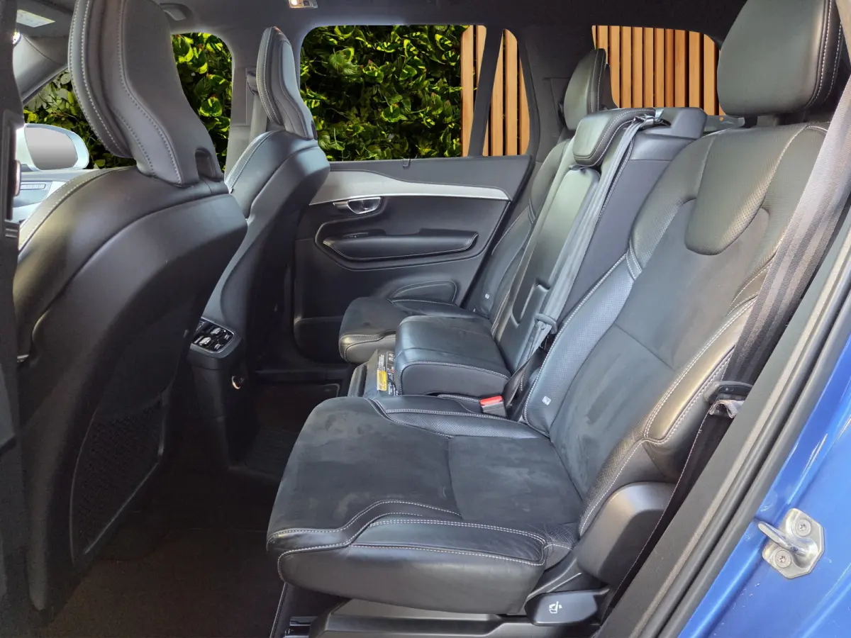 2.0 T8 Twin Engine AWD R-Design | Luchtvering | Trekhaak | Pano | HUD | Memory | 22" Velgen