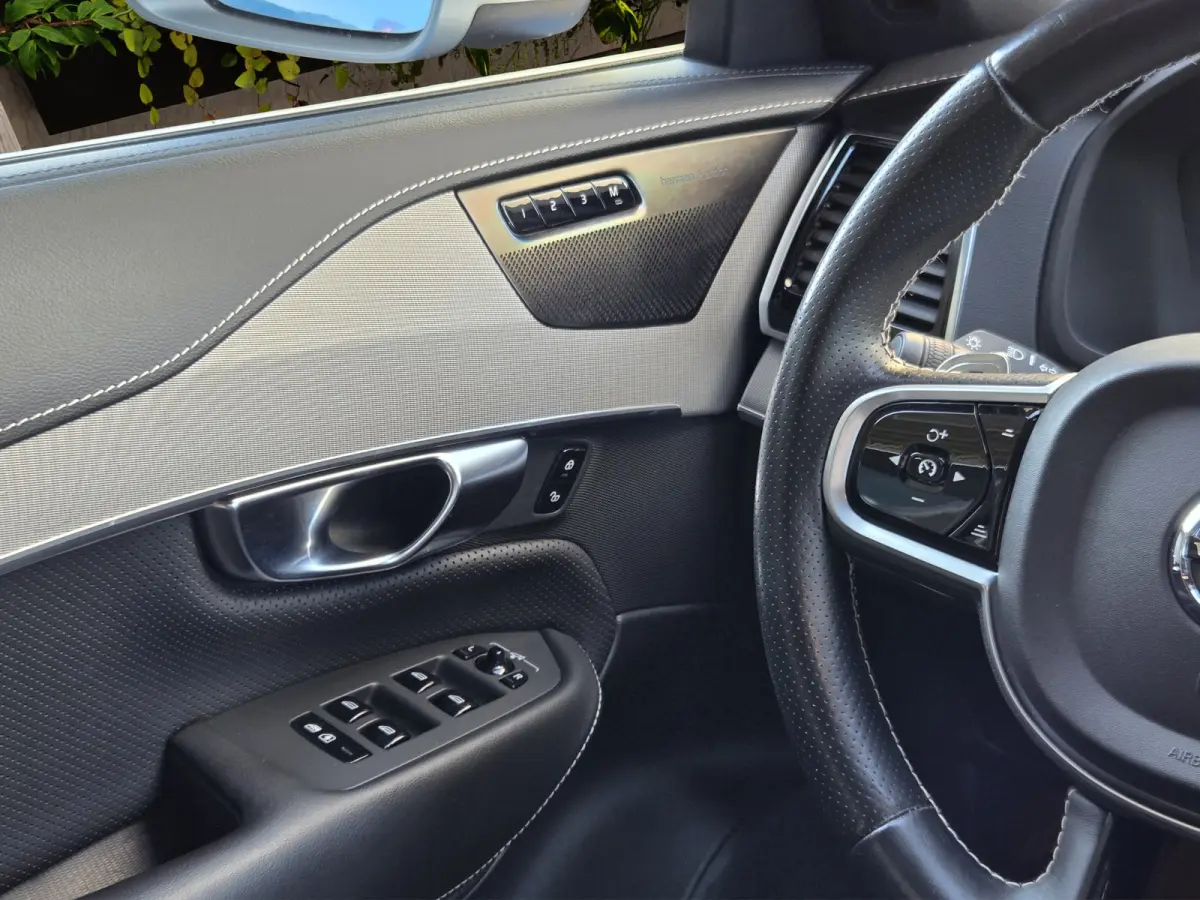 2.0 T8 Twin Engine AWD R-Design | Luchtvering | Trekhaak | Pano | HUD | Memory | 22" Velgen