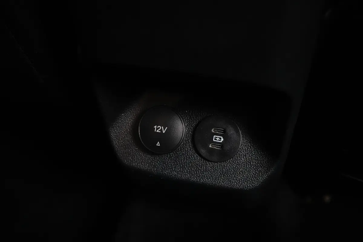 Titanium | Adaptive Cruise Control / Stoel- en stuurwielverwarming / Elektrisch schuif/kantel-dak / 360 Camera / Volledig onderhouden / | Adaptive Cruise | Apple Carplay/Android Auto|telefoo