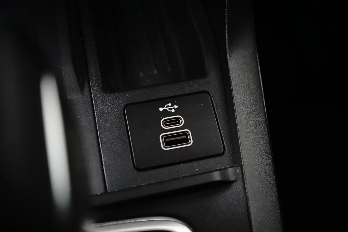 Titanium | Adaptive Cruise Control / Stoel- en stuurwielverwarming / Elektrisch schuif/kantel-dak / 360 Camera / Volledig onderhouden / | Adaptive Cruise | Apple Carplay/Android Auto|telefoo