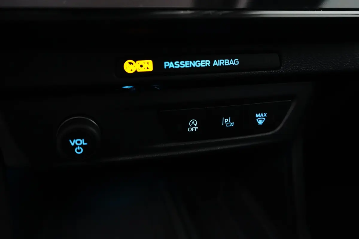 Titanium | Adaptive Cruise Control / Stoel- en stuurwielverwarming / Elektrisch schuif/kantel-dak / 360 Camera / Volledig onderhouden / | Adaptive Cruise | Apple Carplay/Android Auto|telefoo
