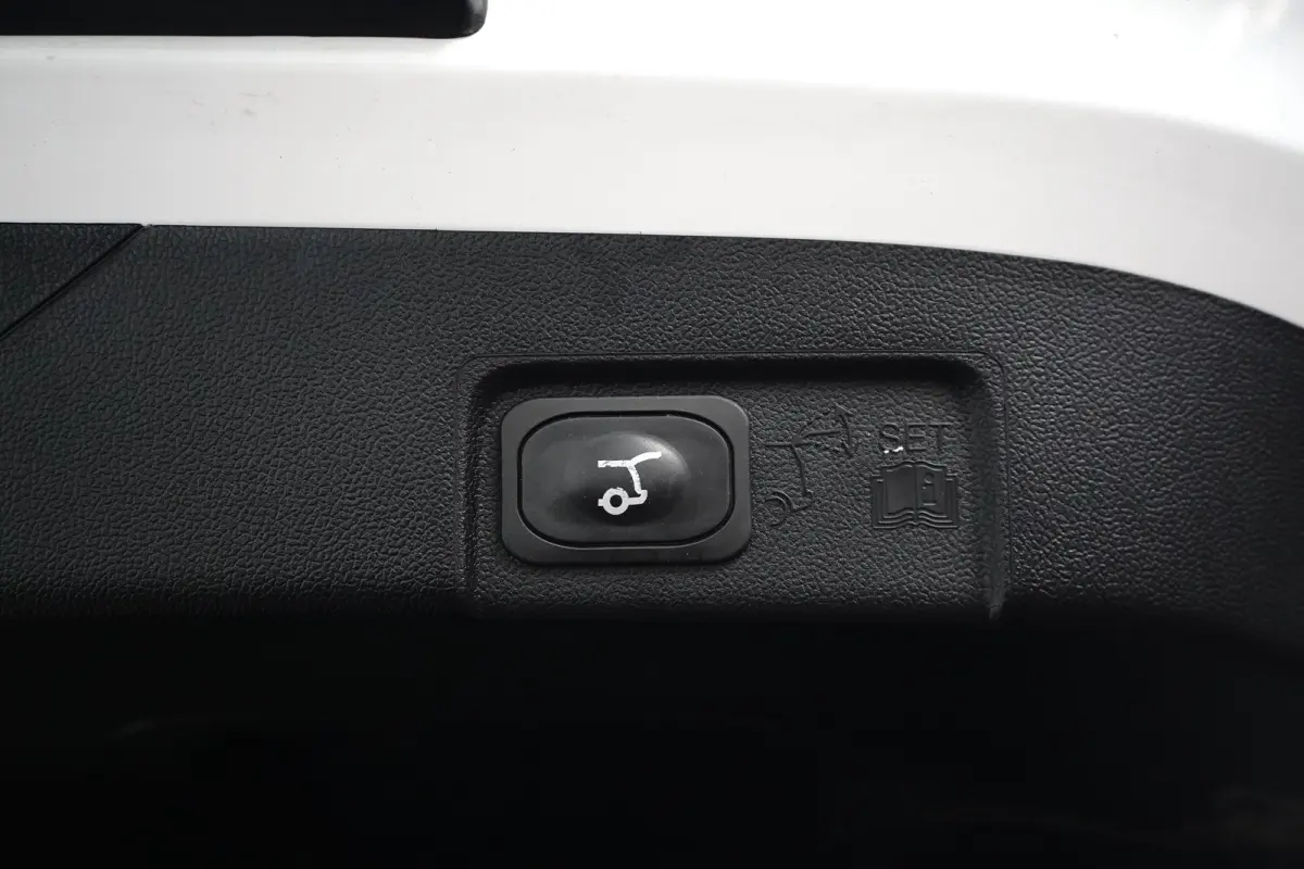 Titanium | Adaptive Cruise Control / Stoel- en stuurwielverwarming / Elektrisch schuif/kantel-dak / 360 Camera / Volledig onderhouden / | Adaptive Cruise | Apple Carplay/Android Auto|telefoo