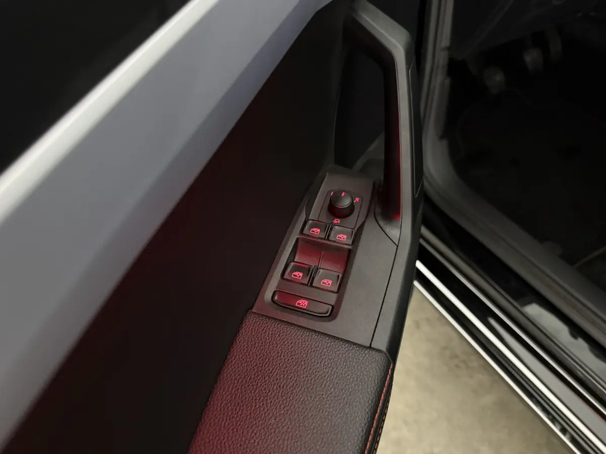 1.0 EcoTSI FR Business Intense | Virtual | Camera | Cruise | Sfeer | Carplay | LED