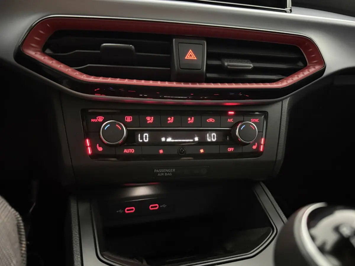 1.0 EcoTSI FR Business Intense | Virtual | Camera | Cruise | Sfeer | Carplay | LED