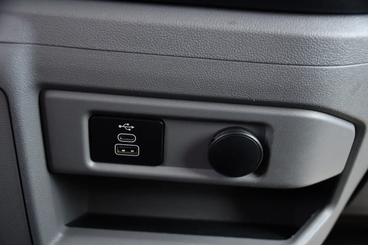 300 2.0 TDCI L1H1 Limited PB Edition Cruise, Camera, Carplay,, Trekhaak, 136pk, Stoelverwarming, LED, Automaat, Uniek!