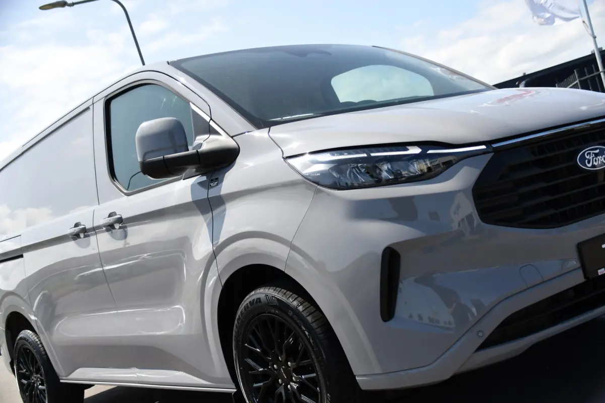 300 2.0 TDCI L1H1 Limited PB Edition Cruise, Camera, Carplay,, Trekhaak, 136pk, Stoelverwarming, LED, Automaat, Uniek!