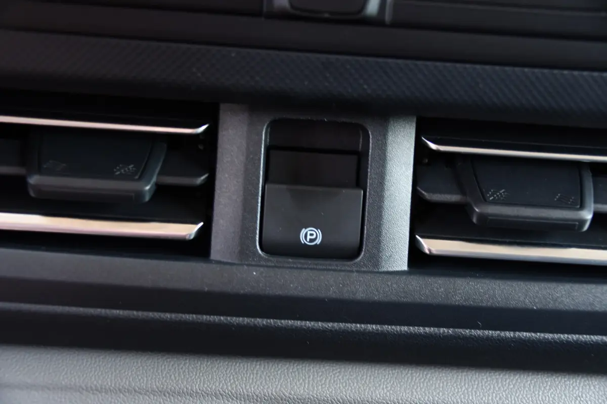 300 2.0 TDCI L1H1 Limited PB Edition Cruise, Camera, Carplay,, Trekhaak, 136pk, Stoelverwarming, LED, Automaat, Uniek!