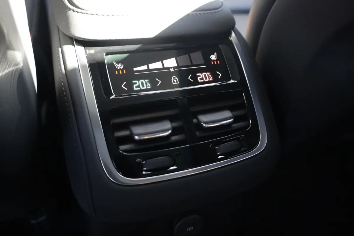 2.0 T8 Plug-in hybrid AWD Ultra Black Edition 7-Pers. | PANO | 360° | B&W | LUCHTVERING | STOELMASSAGE | STOELVENT. | STOEL- EN STUURVERW. | TREKHAAK