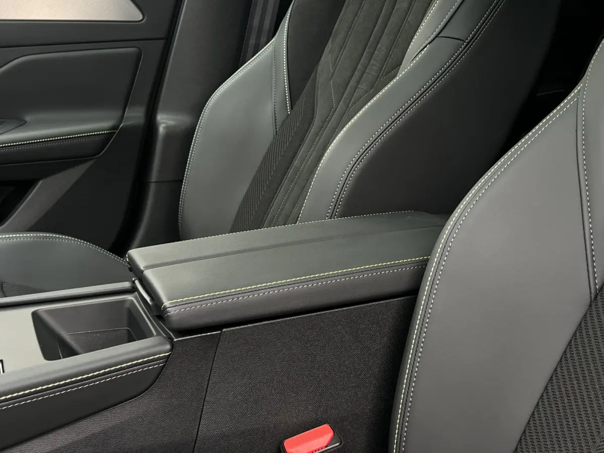 Plug-in Hybrid 225 GT | Automaat | Panoramadak | AGR Comfort Stoelen | Zeer luxe!