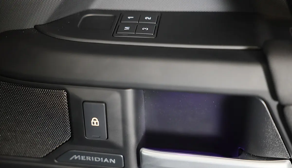 2.0 P300e 110 X-Dynamic SE FACELIFT / Memory / Leder / Meridian / Acc / 360 Camera / Open Panoramadak