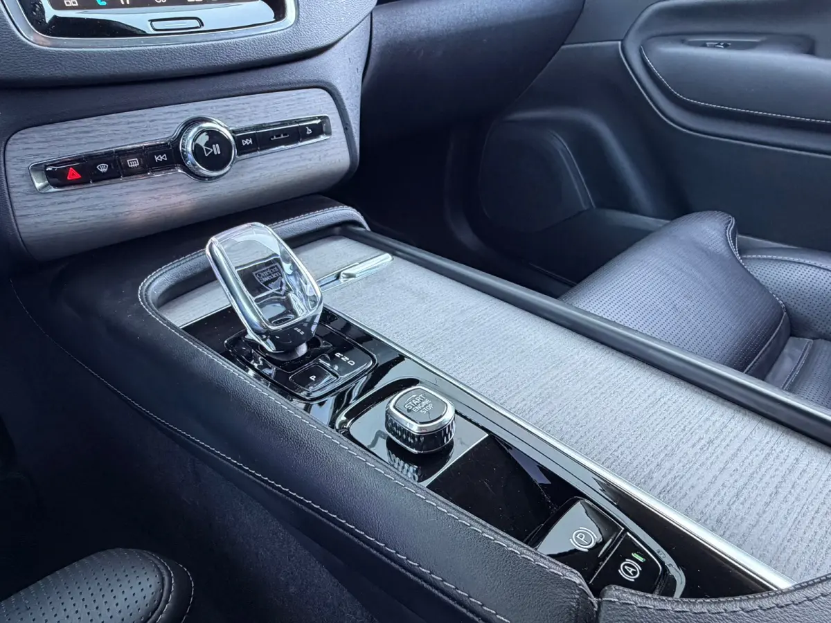 2.0 T8 Recharge AWD Ultra Dark | SOH 95% | Massage | Luchtvering | Alcantara | Trekhaak | BTW