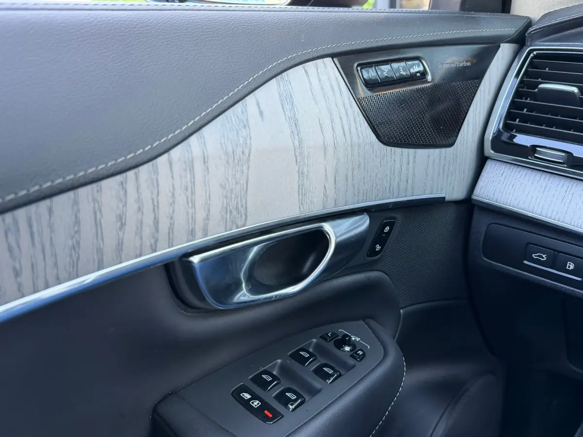 2.0 T8 Recharge AWD Ultra Dark | SOH 95% | Massage | Luchtvering | Alcantara | Trekhaak | BTW