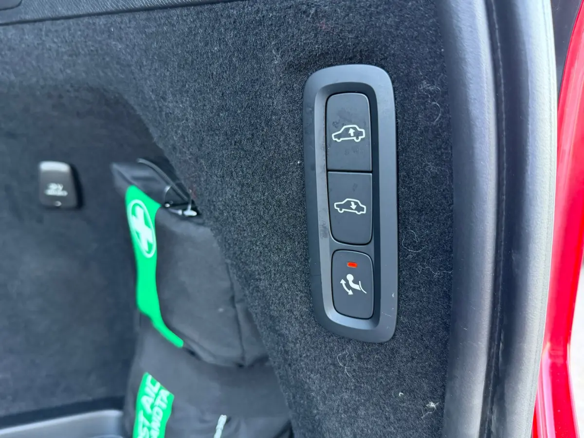 2.0 T8 Recharge AWD Ultra Dark | SOH 95% | Massage | Luchtvering | Alcantara | Trekhaak | BTW