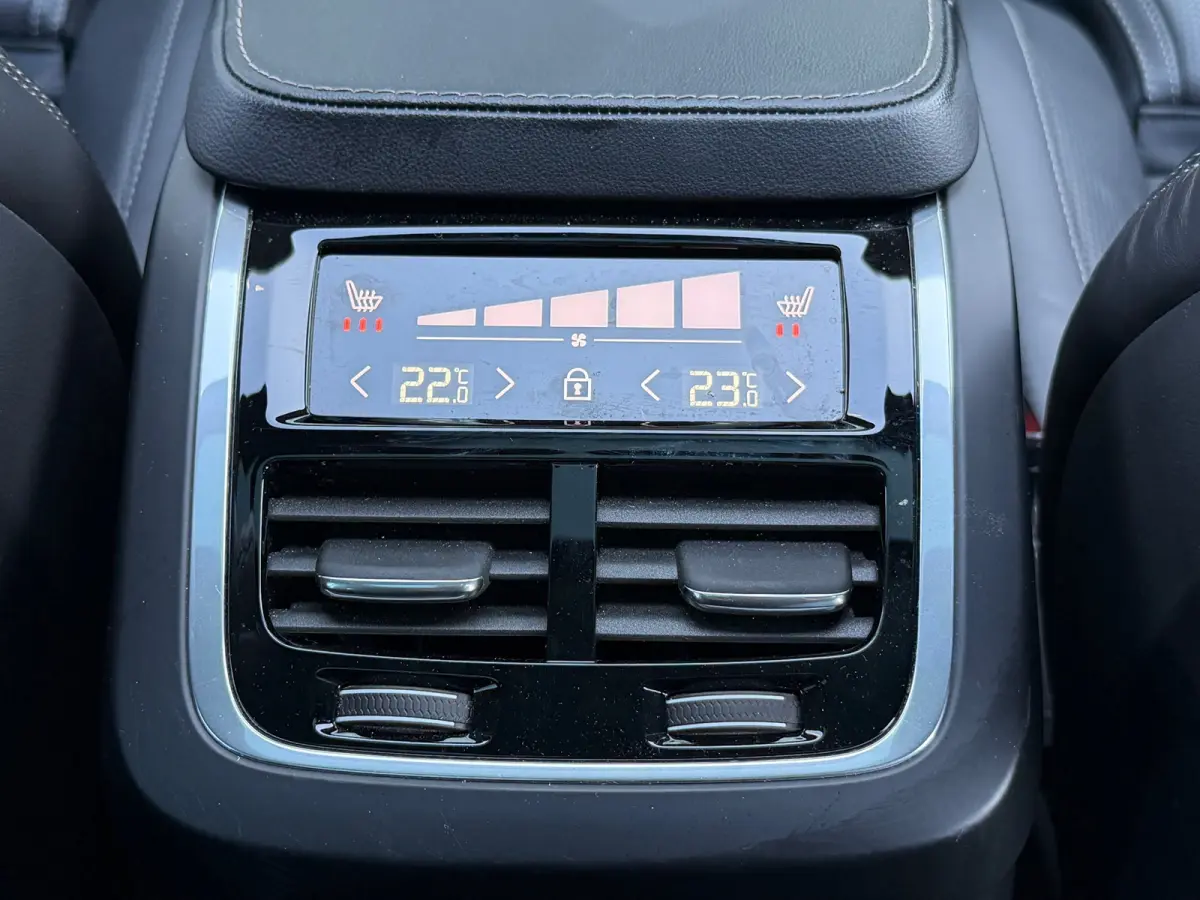 2.0 T8 Recharge AWD Ultra Dark | SOH 95% | Massage | Luchtvering | Alcantara | Trekhaak | BTW