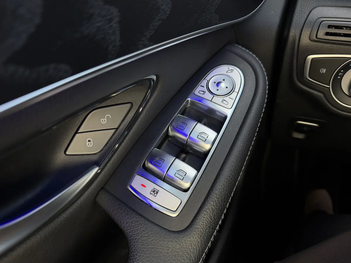 300 4MATIC Premium AMG styling / Schuif-kanteldak / Navi / 20" / Carplay / 360 Camera