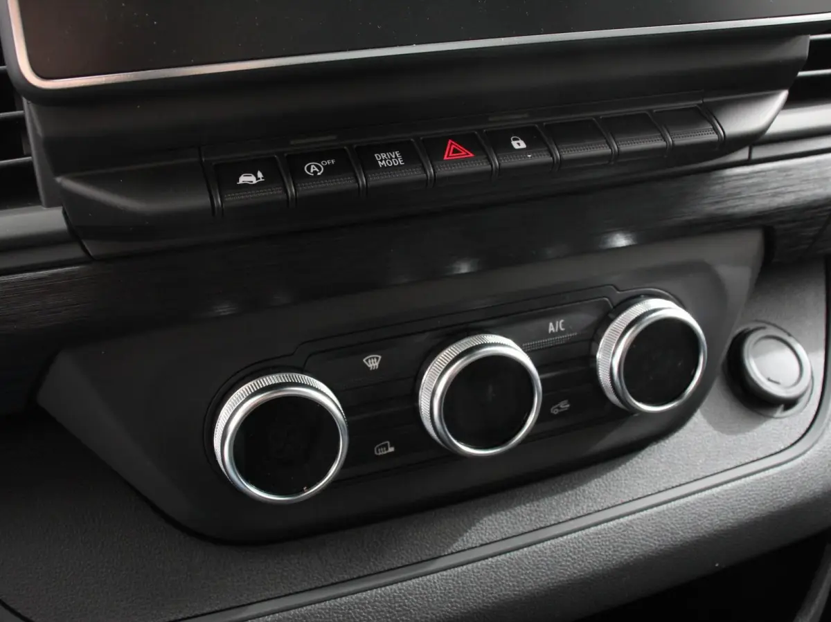 2.0 Blue dCi 150 EDC T30 L2H1 Advance Dubbele cabine Navigatie Airco Lichtmetalen velgen Betimmering Trekhaak Camera Parkeer sensoren Dab