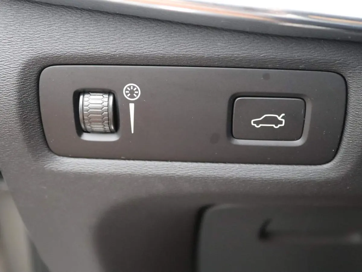 2.0 B4 Momentum Pro | 360 CAMERA  | APPLE CARPLAY - ANDROID AUTO | STOELVERWARMING | ELEKTRISCHE KOFFERKLEP | TREKHAAK | LEDEREN INTERIEUR | PARKEERSENSOREN | KEYLESS | CLIMATE CONTROL | ADA