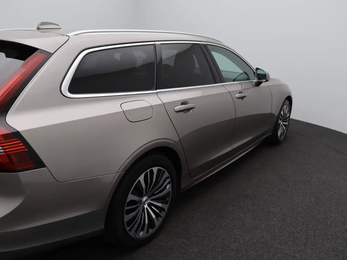 2.0 B4 Momentum Pro | 360 CAMERA  | APPLE CARPLAY - ANDROID AUTO | STOELVERWARMING | ELEKTRISCHE KOFFERKLEP | TREKHAAK | LEDEREN INTERIEUR | PARKEERSENSOREN | KEYLESS | CLIMATE CONTROL | ADA
