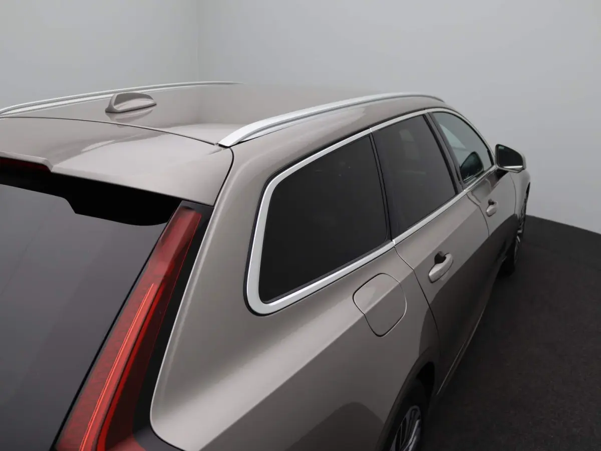 2.0 B4 Momentum Pro | 360 CAMERA  | APPLE CARPLAY - ANDROID AUTO | STOELVERWARMING | ELEKTRISCHE KOFFERKLEP | TREKHAAK | LEDEREN INTERIEUR | PARKEERSENSOREN | KEYLESS | CLIMATE CONTROL | ADA