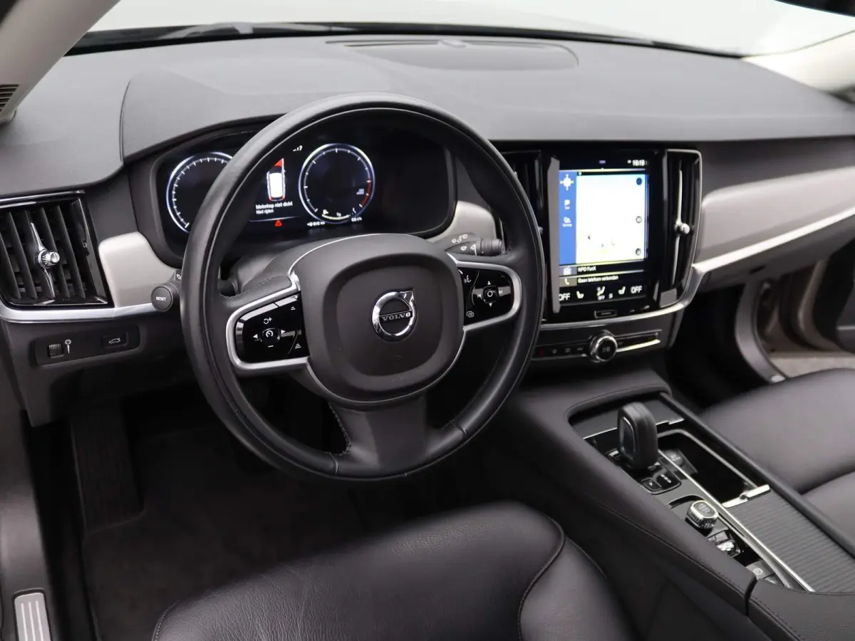 2.0 B4 Momentum Pro | 360 CAMERA  | APPLE CARPLAY - ANDROID AUTO | STOELVERWARMING | ELEKTRISCHE KOFFERKLEP | TREKHAAK | LEDEREN INTERIEUR | PARKEERSENSOREN | KEYLESS | CLIMATE CONTROL | ADA