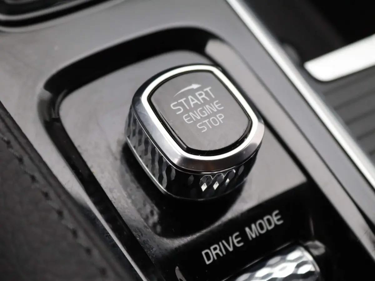2.0 B4 Momentum Pro | 360 CAMERA  | APPLE CARPLAY - ANDROID AUTO | STOELVERWARMING | ELEKTRISCHE KOFFERKLEP | TREKHAAK | LEDEREN INTERIEUR | PARKEERSENSOREN | KEYLESS | CLIMATE CONTROL | ADA