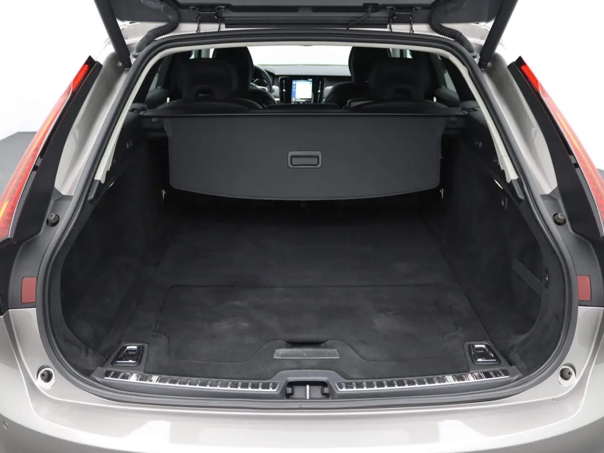 2.0 B4 Momentum Pro | 360 CAMERA  | APPLE CARPLAY - ANDROID AUTO | STOELVERWARMING | ELEKTRISCHE KOFFERKLEP | TREKHAAK | LEDEREN INTERIEUR | PARKEERSENSOREN | KEYLESS | CLIMATE CONTROL | ADA