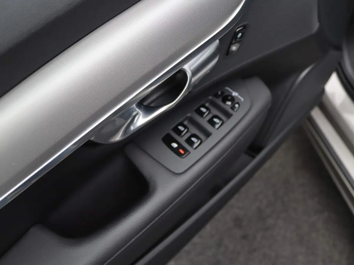2.0 B4 Momentum Pro | 360 CAMERA  | APPLE CARPLAY - ANDROID AUTO | STOELVERWARMING | ELEKTRISCHE KOFFERKLEP | TREKHAAK | LEDEREN INTERIEUR | PARKEERSENSOREN | KEYLESS | CLIMATE CONTROL | ADA