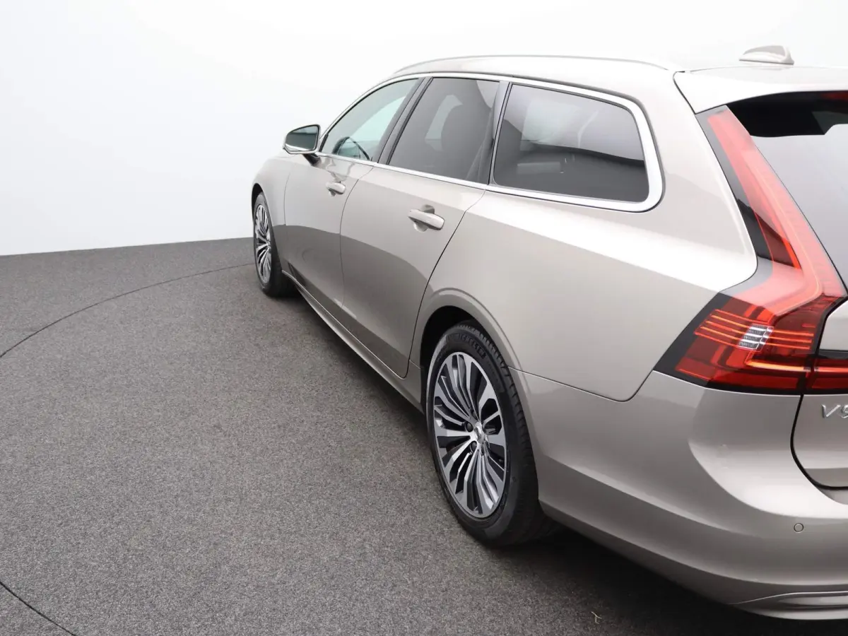 2.0 B4 Momentum Pro | 360 CAMERA  | APPLE CARPLAY - ANDROID AUTO | STOELVERWARMING | ELEKTRISCHE KOFFERKLEP | TREKHAAK | LEDEREN INTERIEUR | PARKEERSENSOREN | KEYLESS | CLIMATE CONTROL | ADA