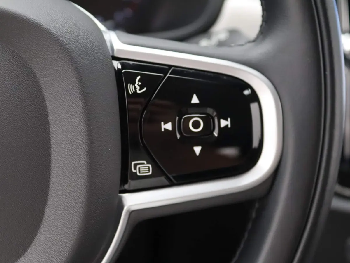 2.0 B4 Momentum Pro | 360 CAMERA  | APPLE CARPLAY - ANDROID AUTO | STOELVERWARMING | ELEKTRISCHE KOFFERKLEP | TREKHAAK | LEDEREN INTERIEUR | PARKEERSENSOREN | KEYLESS | CLIMATE CONTROL | ADA