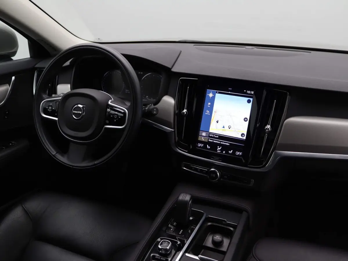 2.0 B4 Momentum Pro | 360 CAMERA  | APPLE CARPLAY - ANDROID AUTO | STOELVERWARMING | ELEKTRISCHE KOFFERKLEP | TREKHAAK | LEDEREN INTERIEUR | PARKEERSENSOREN | KEYLESS | CLIMATE CONTROL | ADA