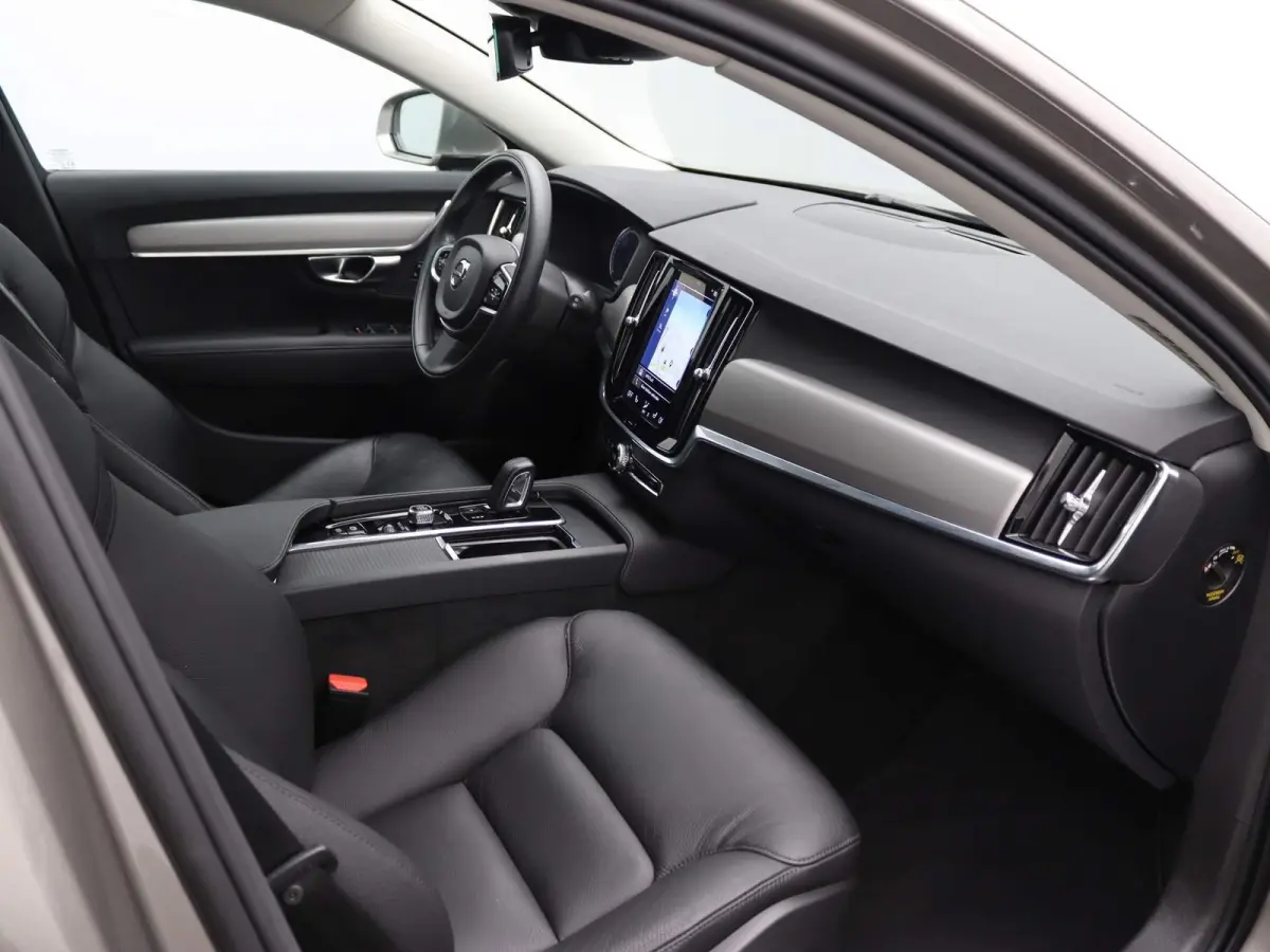2.0 B4 Momentum Pro | 360 CAMERA  | APPLE CARPLAY - ANDROID AUTO | STOELVERWARMING | ELEKTRISCHE KOFFERKLEP | TREKHAAK | LEDEREN INTERIEUR | PARKEERSENSOREN | KEYLESS | CLIMATE CONTROL | ADA