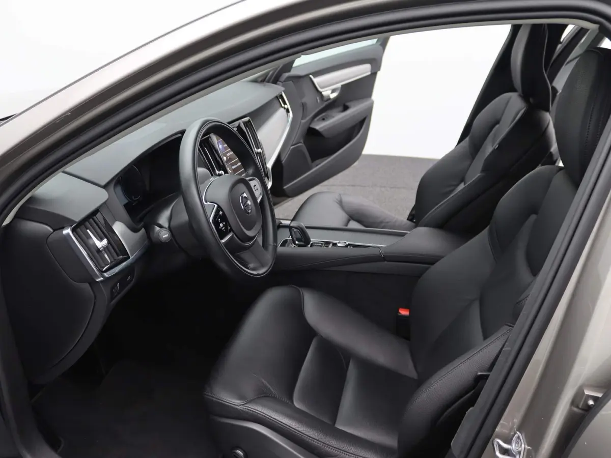 2.0 B4 Momentum Pro | 360 CAMERA  | APPLE CARPLAY - ANDROID AUTO | STOELVERWARMING | ELEKTRISCHE KOFFERKLEP | TREKHAAK | LEDEREN INTERIEUR | PARKEERSENSOREN | KEYLESS | CLIMATE CONTROL | ADA