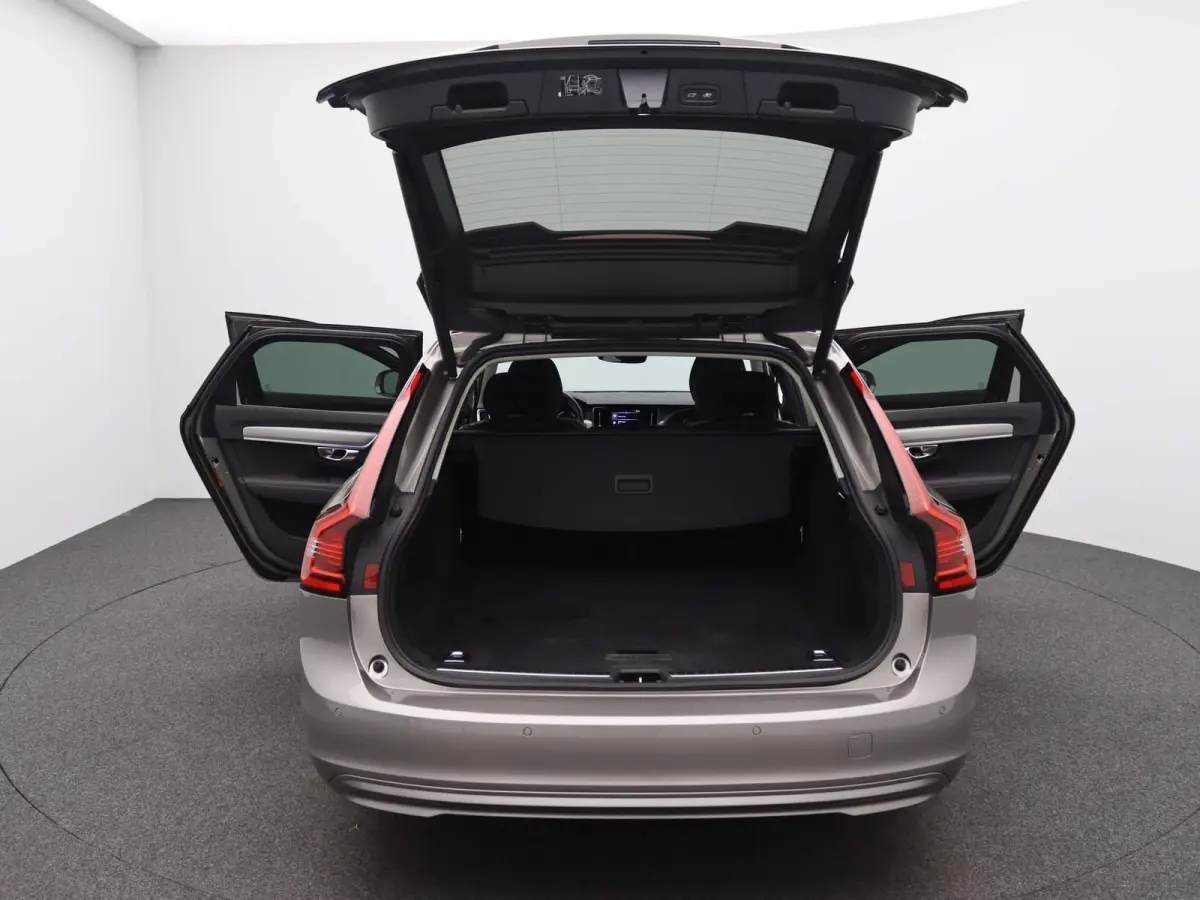 2.0 B4 Momentum Pro | 360 CAMERA  | APPLE CARPLAY - ANDROID AUTO | STOELVERWARMING | ELEKTRISCHE KOFFERKLEP | TREKHAAK | LEDEREN INTERIEUR | PARKEERSENSOREN | KEYLESS | CLIMATE CONTROL | ADA