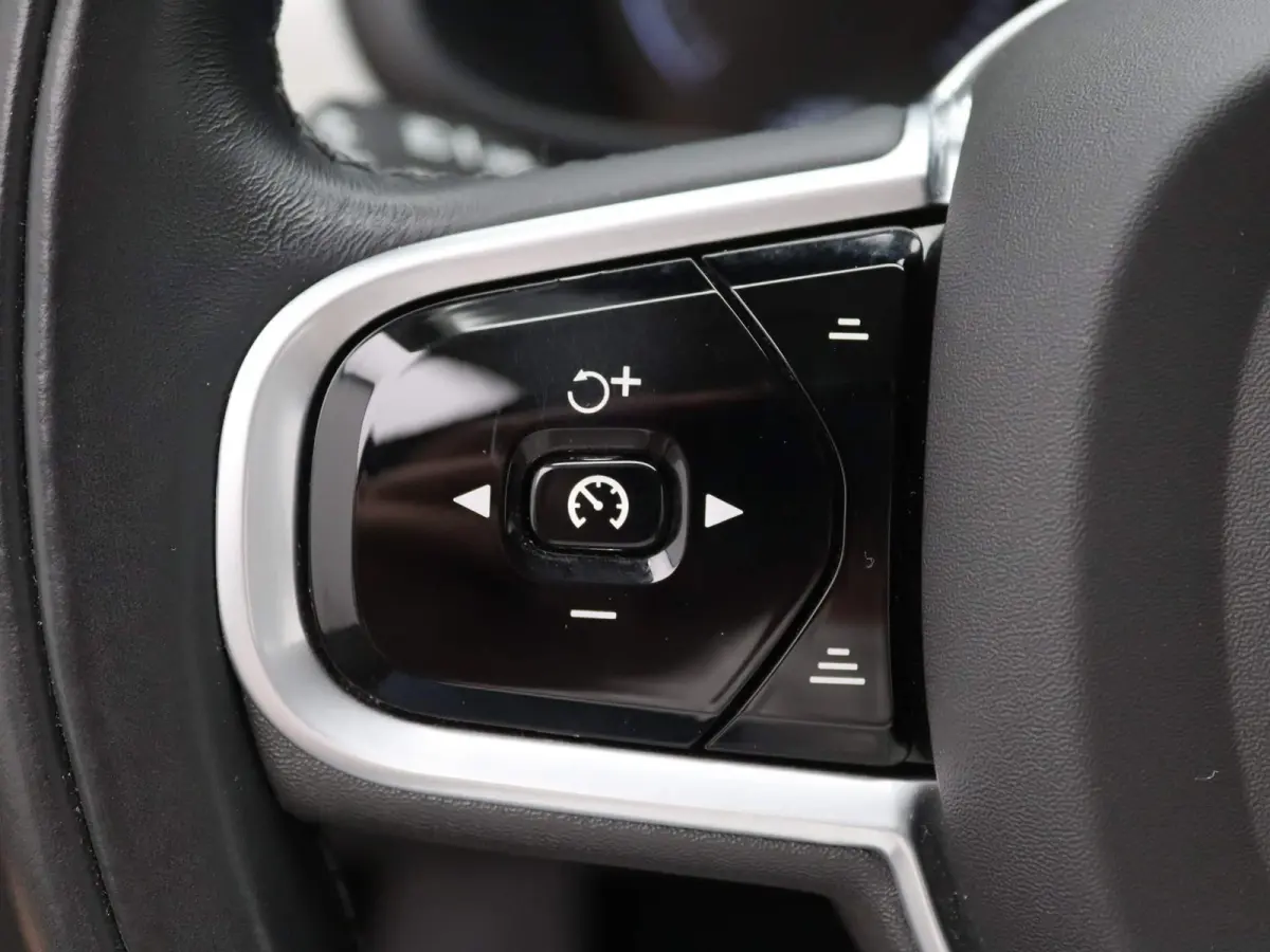 2.0 B4 Momentum Pro | 360 CAMERA  | APPLE CARPLAY - ANDROID AUTO | STOELVERWARMING | ELEKTRISCHE KOFFERKLEP | TREKHAAK | LEDEREN INTERIEUR | PARKEERSENSOREN | KEYLESS | CLIMATE CONTROL | ADA