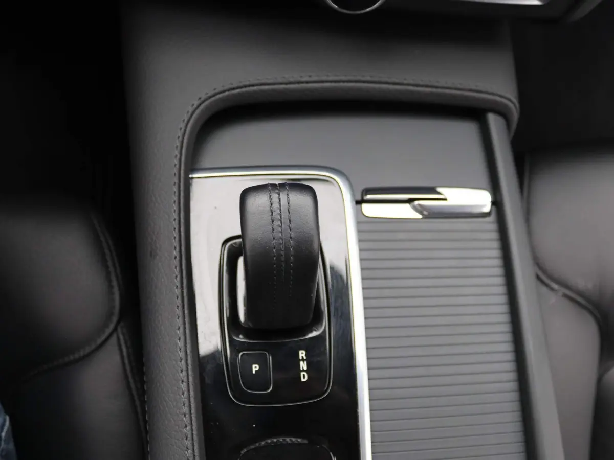 2.0 B4 Momentum Pro | 360 CAMERA  | APPLE CARPLAY - ANDROID AUTO | STOELVERWARMING | ELEKTRISCHE KOFFERKLEP | TREKHAAK | LEDEREN INTERIEUR | PARKEERSENSOREN | KEYLESS | CLIMATE CONTROL | ADA