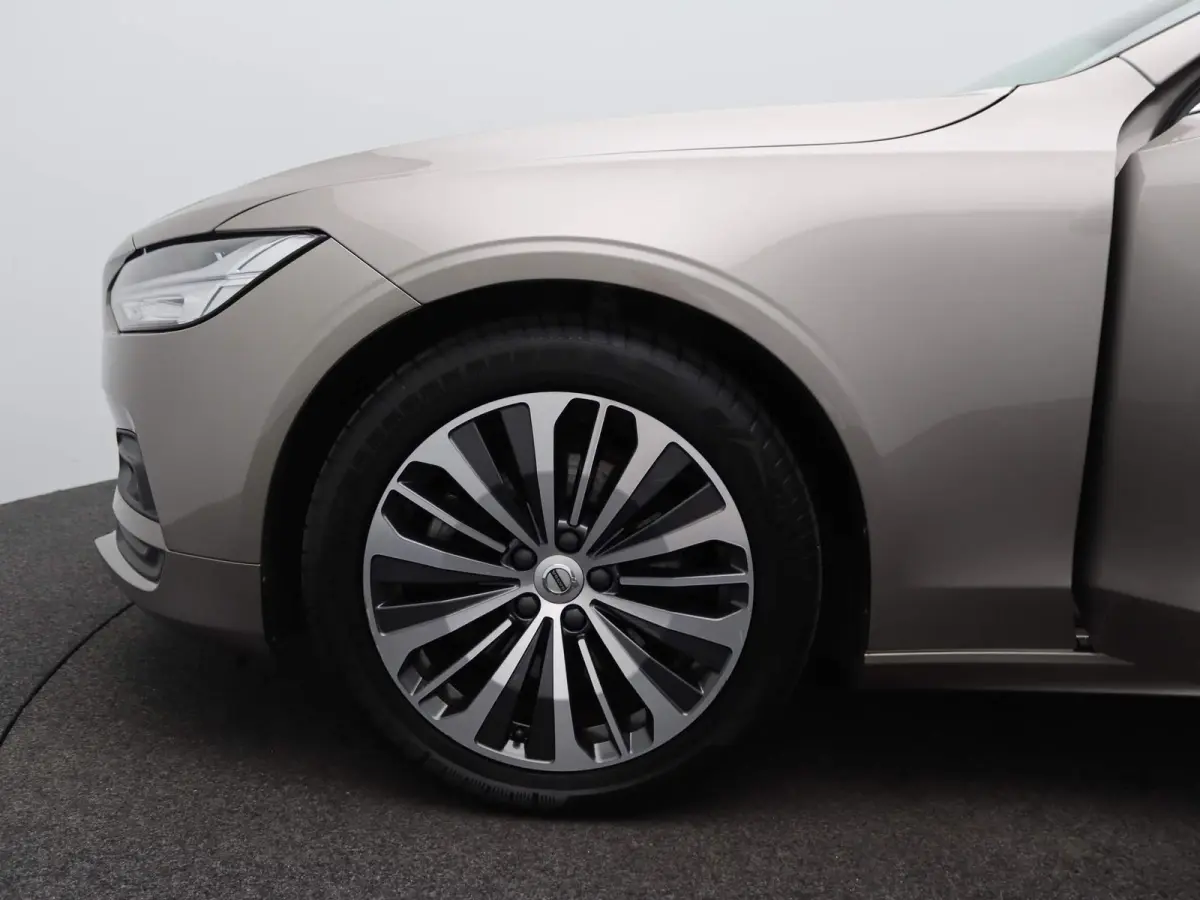 2.0 B4 Momentum Pro | 360 CAMERA  | APPLE CARPLAY - ANDROID AUTO | STOELVERWARMING | ELEKTRISCHE KOFFERKLEP | TREKHAAK | LEDEREN INTERIEUR | PARKEERSENSOREN | KEYLESS | CLIMATE CONTROL | ADA