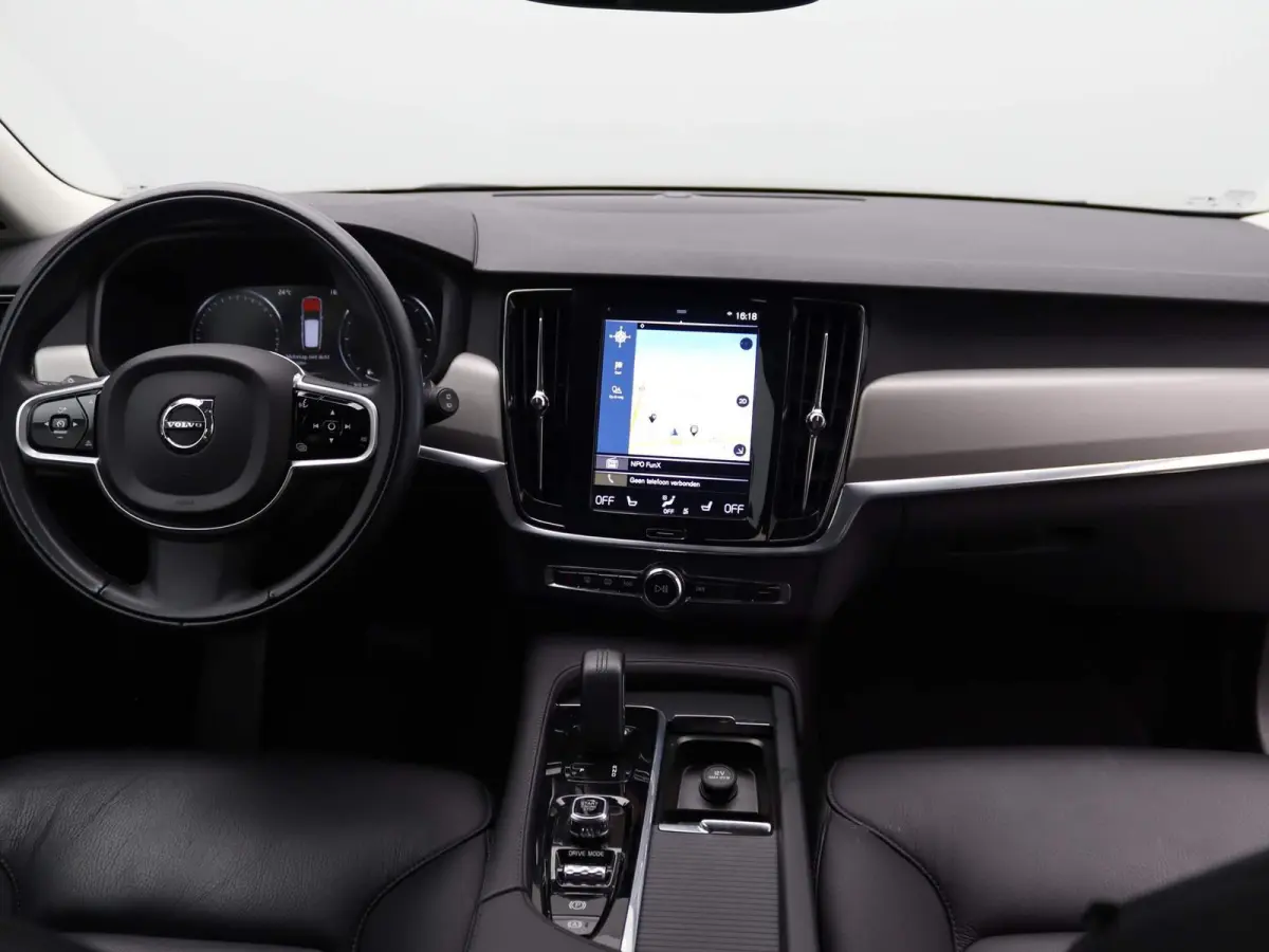2.0 B4 Momentum Pro | 360 CAMERA  | APPLE CARPLAY - ANDROID AUTO | STOELVERWARMING | ELEKTRISCHE KOFFERKLEP | TREKHAAK | LEDEREN INTERIEUR | PARKEERSENSOREN | KEYLESS | CLIMATE CONTROL | ADA