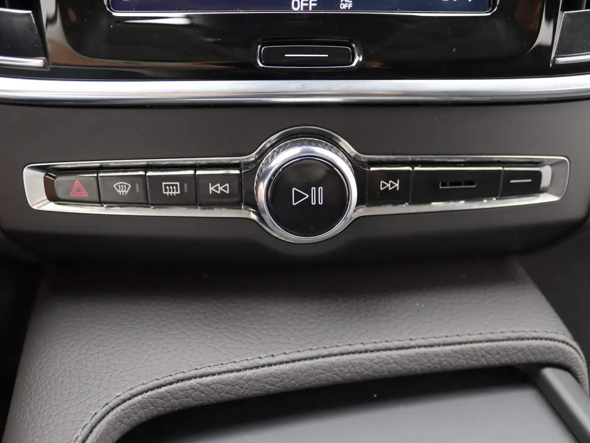 2.0 B4 Momentum Pro | 360 CAMERA  | APPLE CARPLAY - ANDROID AUTO | STOELVERWARMING | ELEKTRISCHE KOFFERKLEP | TREKHAAK | LEDEREN INTERIEUR | PARKEERSENSOREN | KEYLESS | CLIMATE CONTROL | ADA